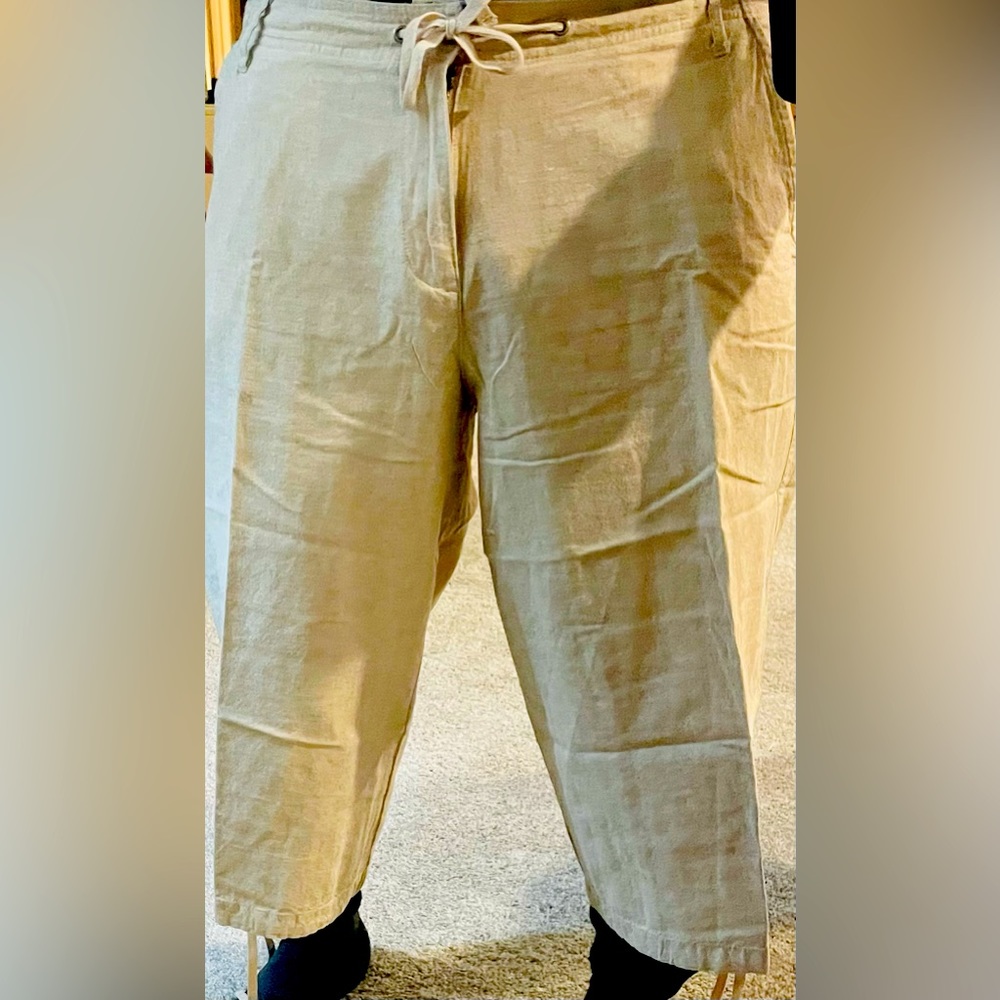 GUESS JEANS size 36 hundred percent linen capris, small mark right leg in pic!